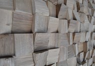 da7bdc1befc615204454e84d61a72c6d76e7842b_200331_Skuta_shelter_spalt_nut_square_natural_wood_wall_sideview2_HR_website