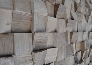 da7bdc1befc615204454e84d61a72c6d76e7842b_200331_Skuta_shelter_spalt_nut_square_natural_wood_wall_sideview2_HR_website