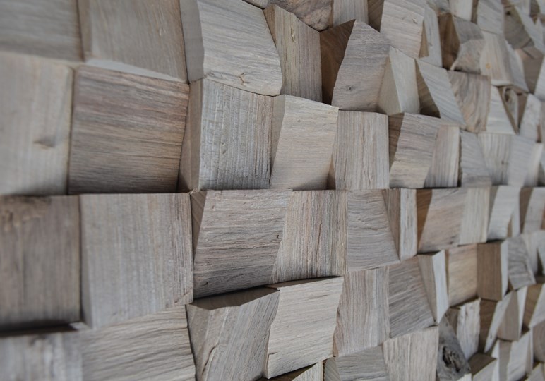 da7bdc1befc615204454e84d61a72c6d76e7842b_200331_Skuta_shelter_spalt_nut_square_natural_wood_wall_sideview2_HR_website